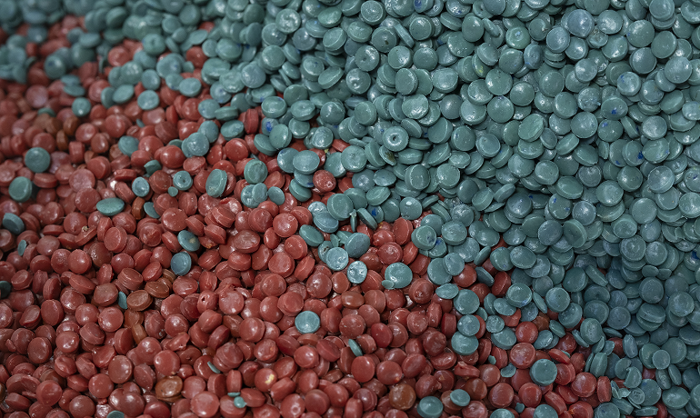 Granuli di plastica riciclata di diversi colori
